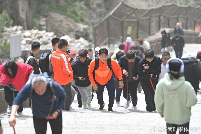 泰山队登山祈福：孙准浩徒步第一，多名新援喊出夺冠目标