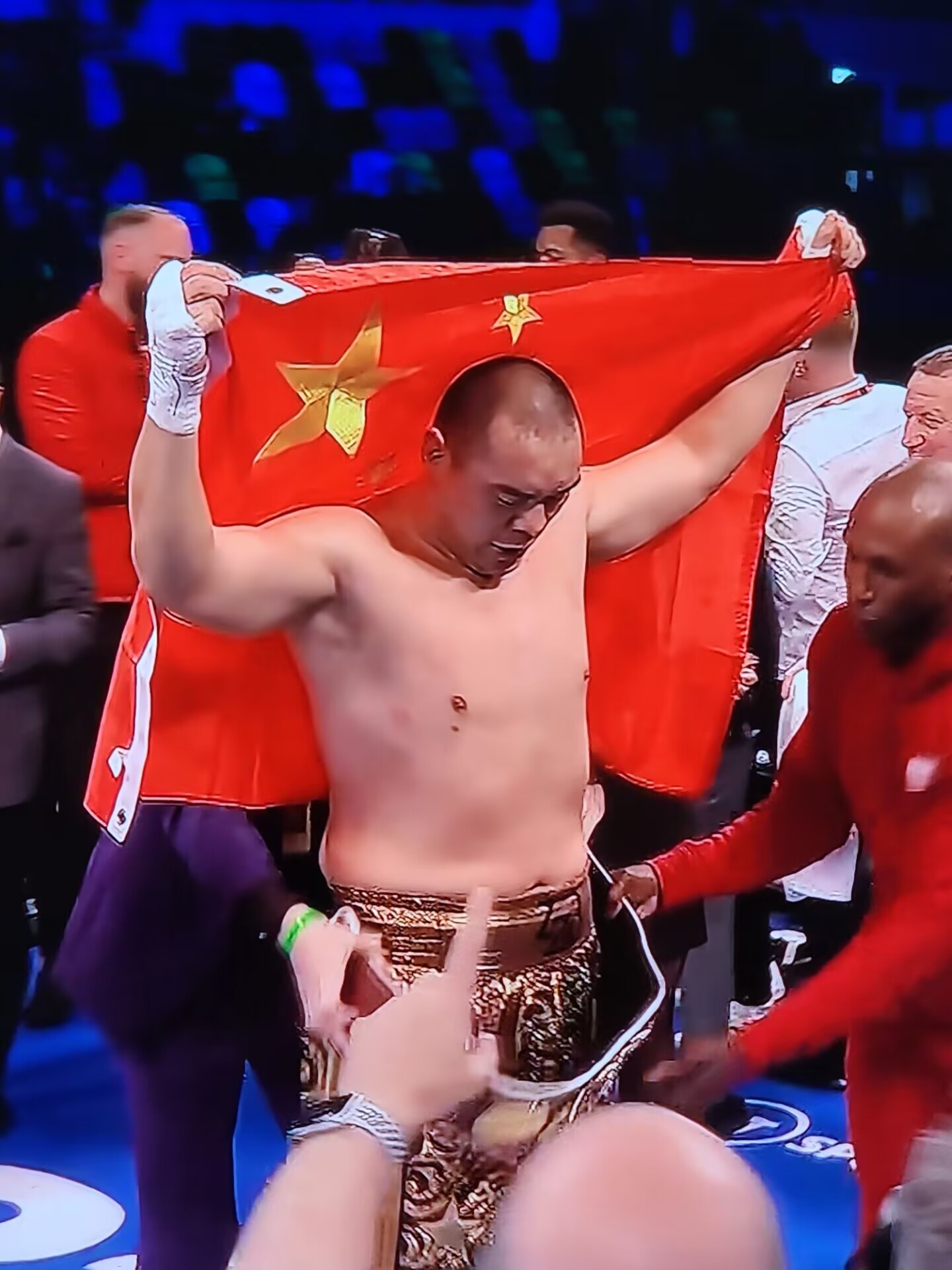 恭喜！中国拳手张志磊TKO乔伊斯赢得WBO重量级过渡拳王头衔