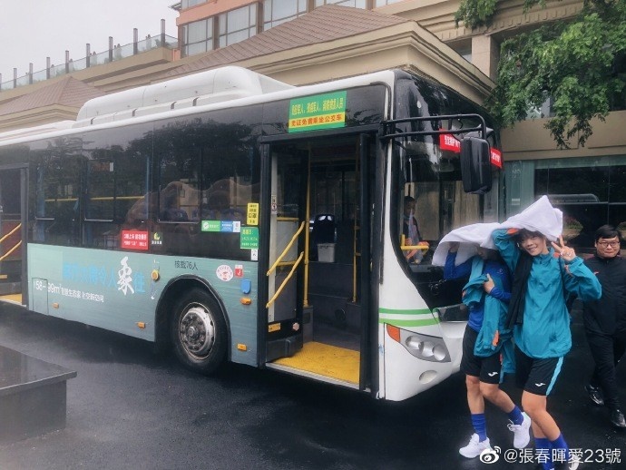 毕生难忘！广东女足客场挑战四川女足，全队乘坐公交车出行