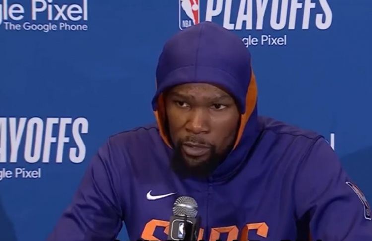 KD：我记得约基奇一个回合抢了大概5个前场板我们需要回击他们