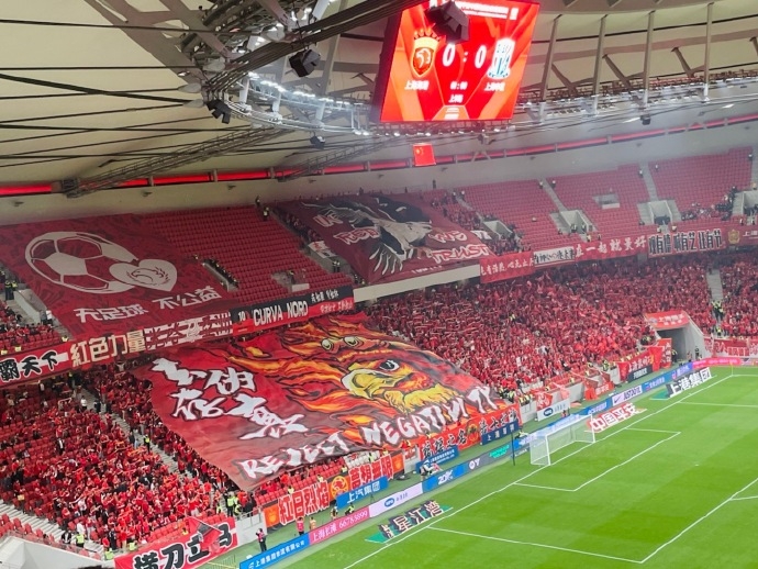 想表达海港主场看台现巨型Tifo，写着“去伪存真”