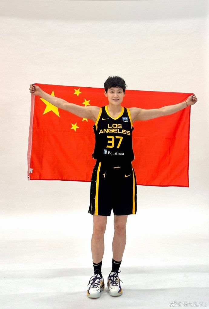 英姿飒爽！杨力维晒自己媒体日身披五星红旗帅照