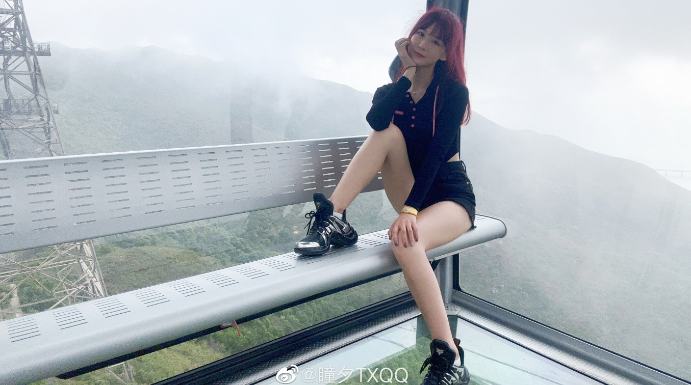 太美腻了！瞳夕身着超短裤 玩转香港360全景透明缆车