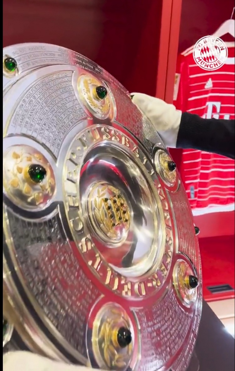 拜仁官方发布视频，德甲冠军奖盘被摆到球队更衣室