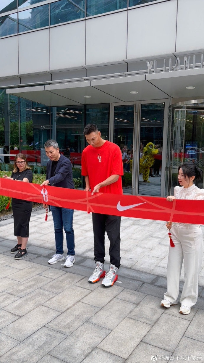 易建联出席易建联楼启用典礼系耐克首次以中国篮球运动员命名
