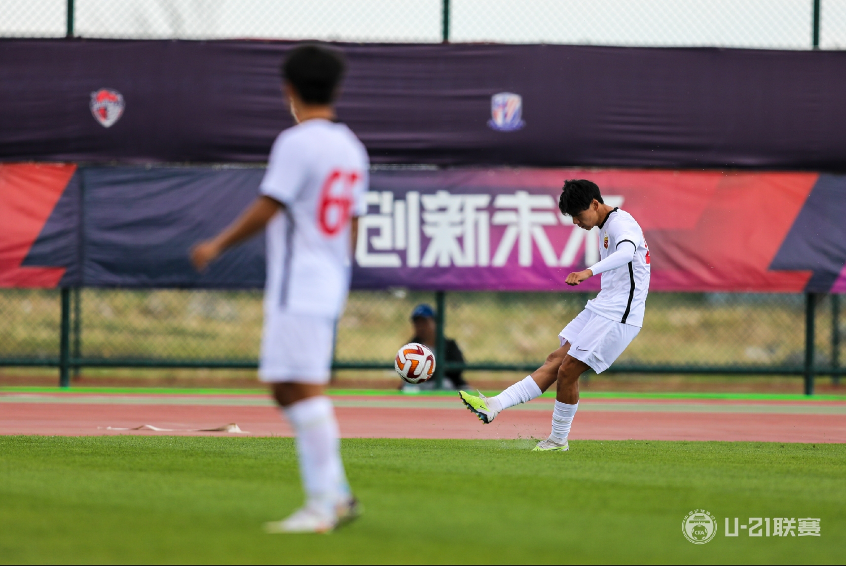 U21联赛总决赛第一阶段，上海海港U21队3比2战胜深圳U21队