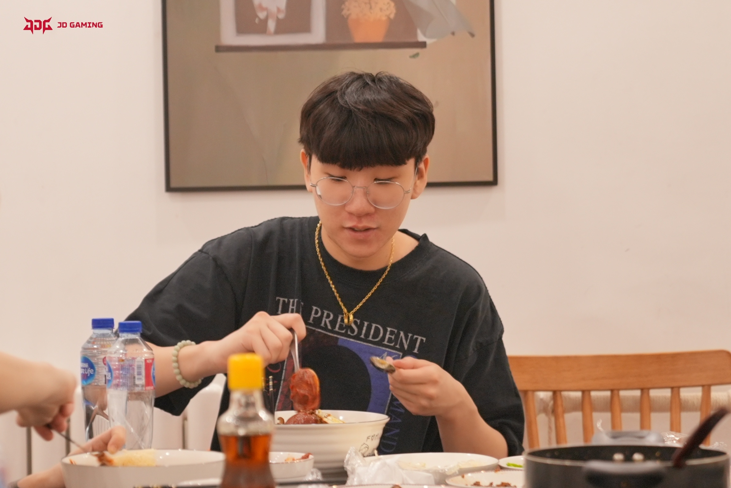 JDG分享选手入住北京基地：到新家的第一件事就是干饭？