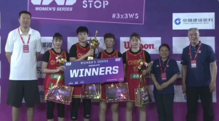徐济成与王治郅为FIBA3x3女子系列赛保定站冠军中国队颁奖