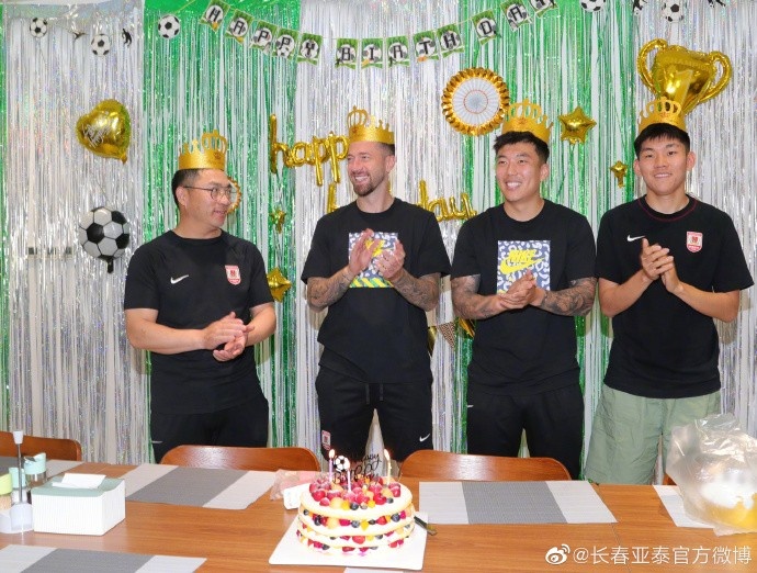 亚泰四将6月喜迎生日会主帅陈洋组织全队庆生