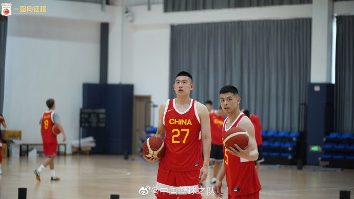 中国篮球之队晒中国男篮训练照：集训进入第二天继续加油