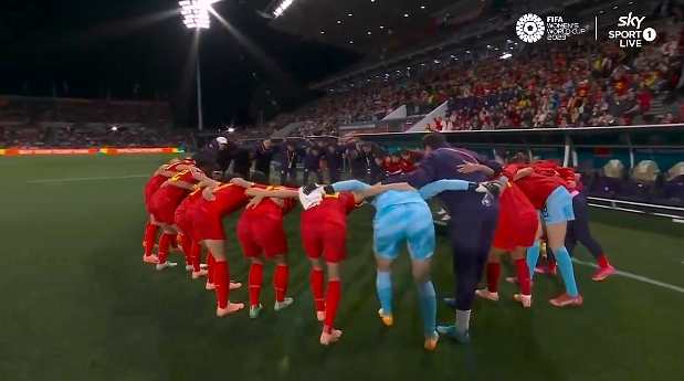 拼了！中国女足姑娘们赛前围成一大圈加油打气
