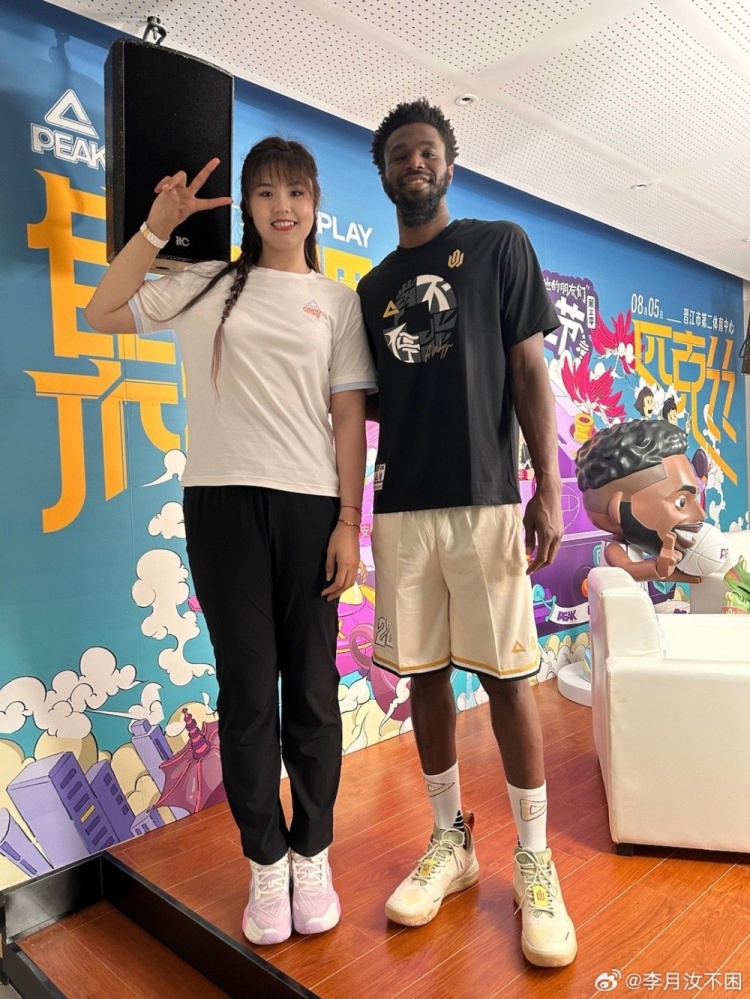 李月汝晒与维金斯&吴磊合影：与两位巨星成功会晤维金斯好可爱