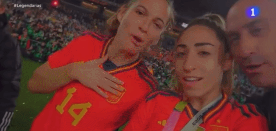 西班牙女足进球功臣自拍庆祝时，卢比亚莱斯突然入镜亲吻脸颊