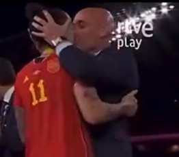强吻事件发酵，多位西班牙政界人士要求西班牙足协主席辞职