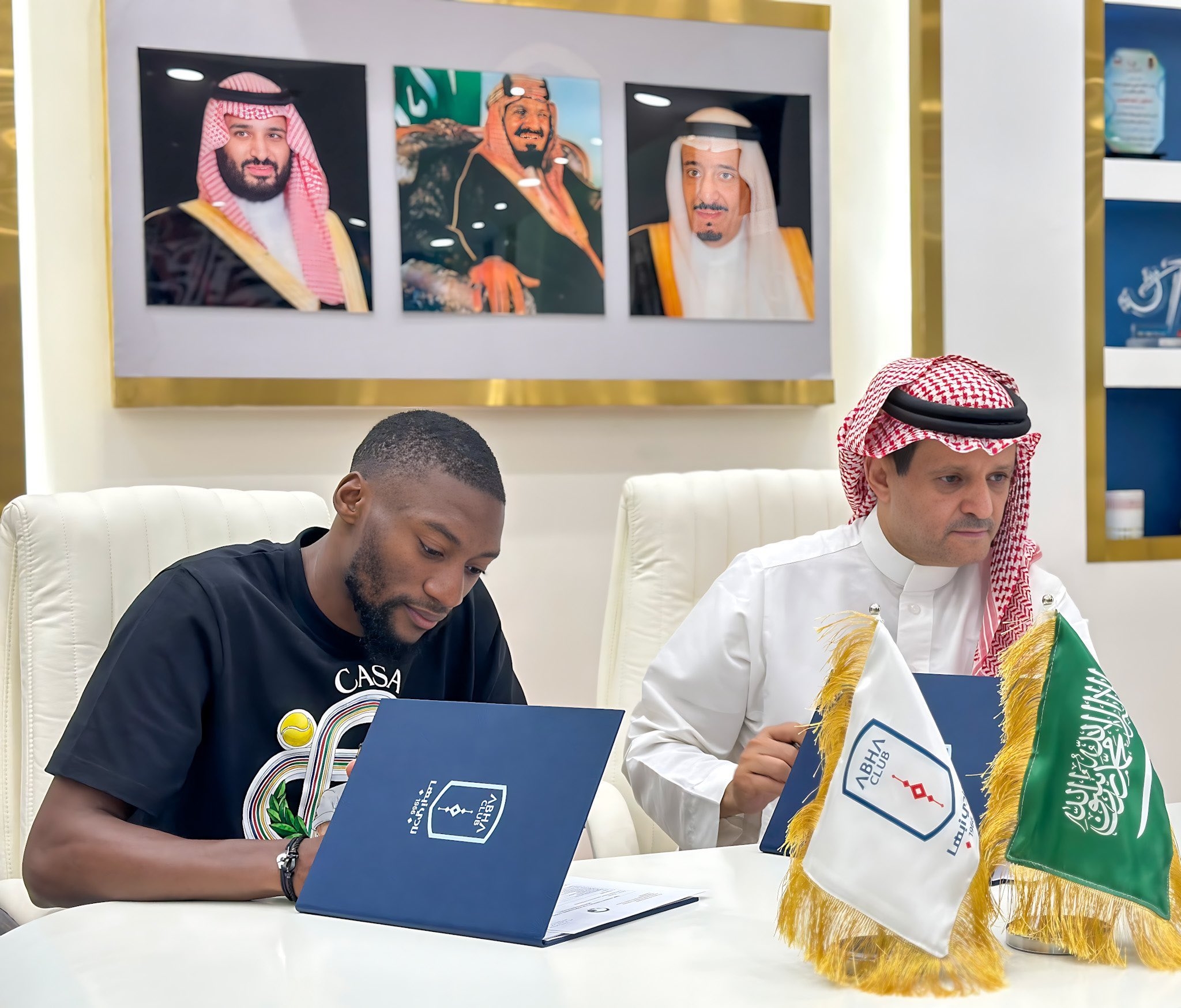 官方：沙特球队亚哈宣布从里昂签下喀麦隆国脚前锋埃卡姆比
