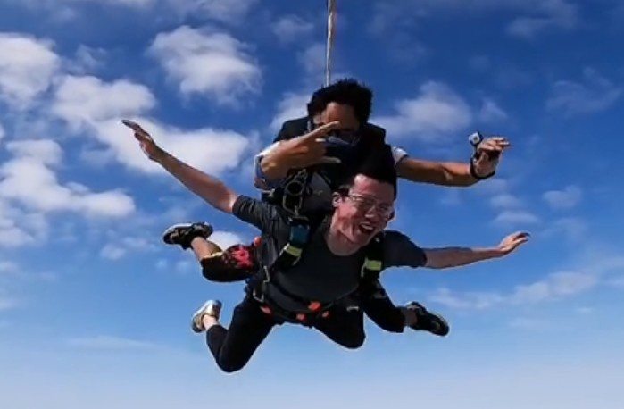 跳伞是个什么感觉？Xinyi分享跳伞Vlog：太刺激，下次还想玩