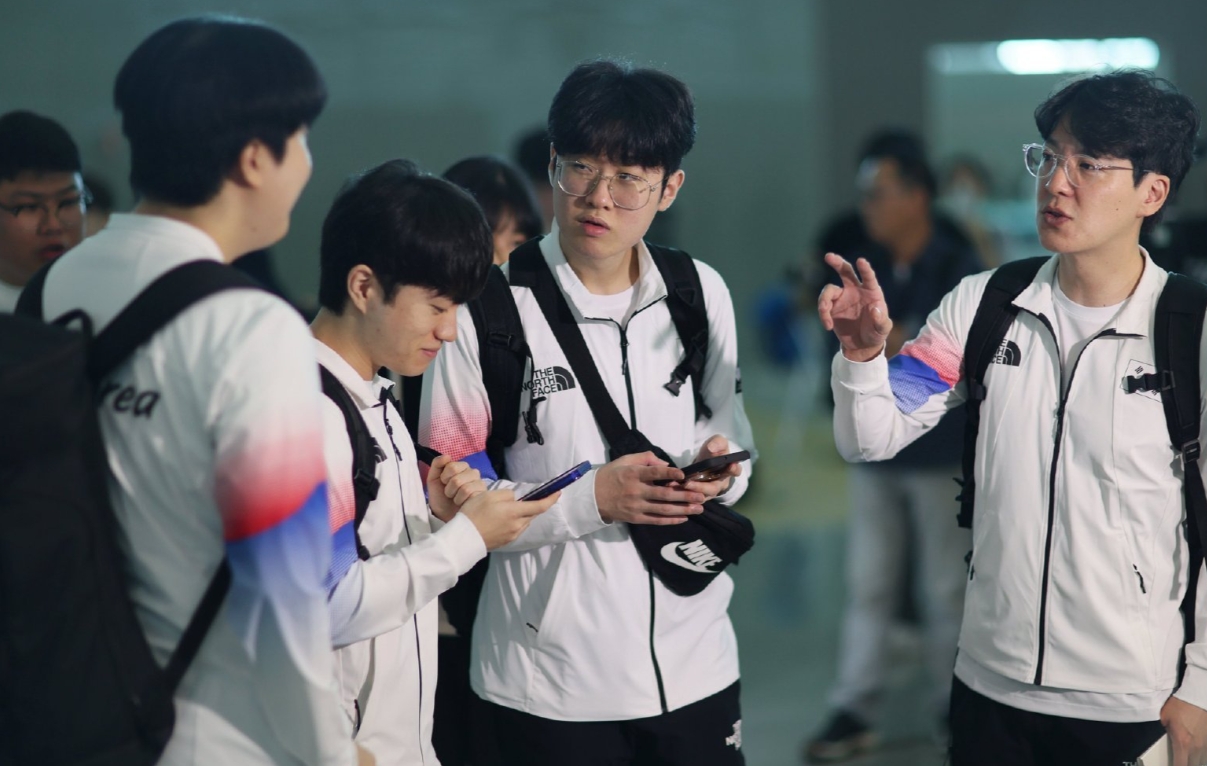 亚运会韩国LOL代表队选手抵达杭州返图：kkOma现场指导Khan以分析师身份随队