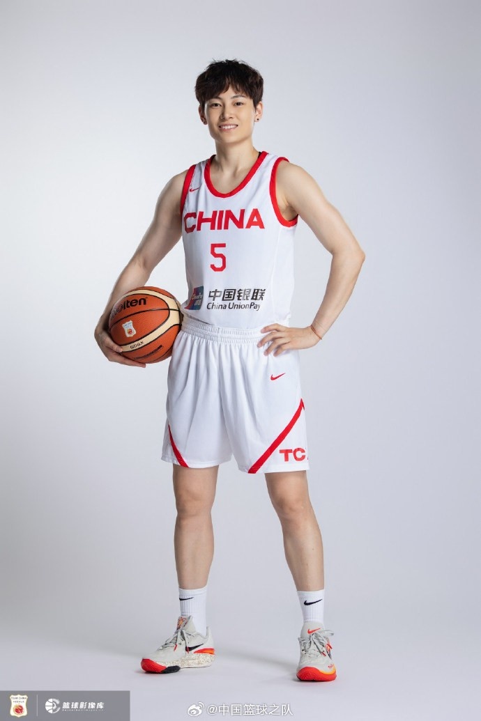 中国篮球之队：恭喜女篮队长杨力维成为亚运会中国代表团旗手