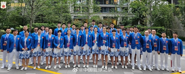 身着礼服出发前往杭州亚运会开幕式中国篮球亚运大合照