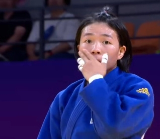 懵了！韩国柔道运动员一巴掌扇哭对手被罚出场