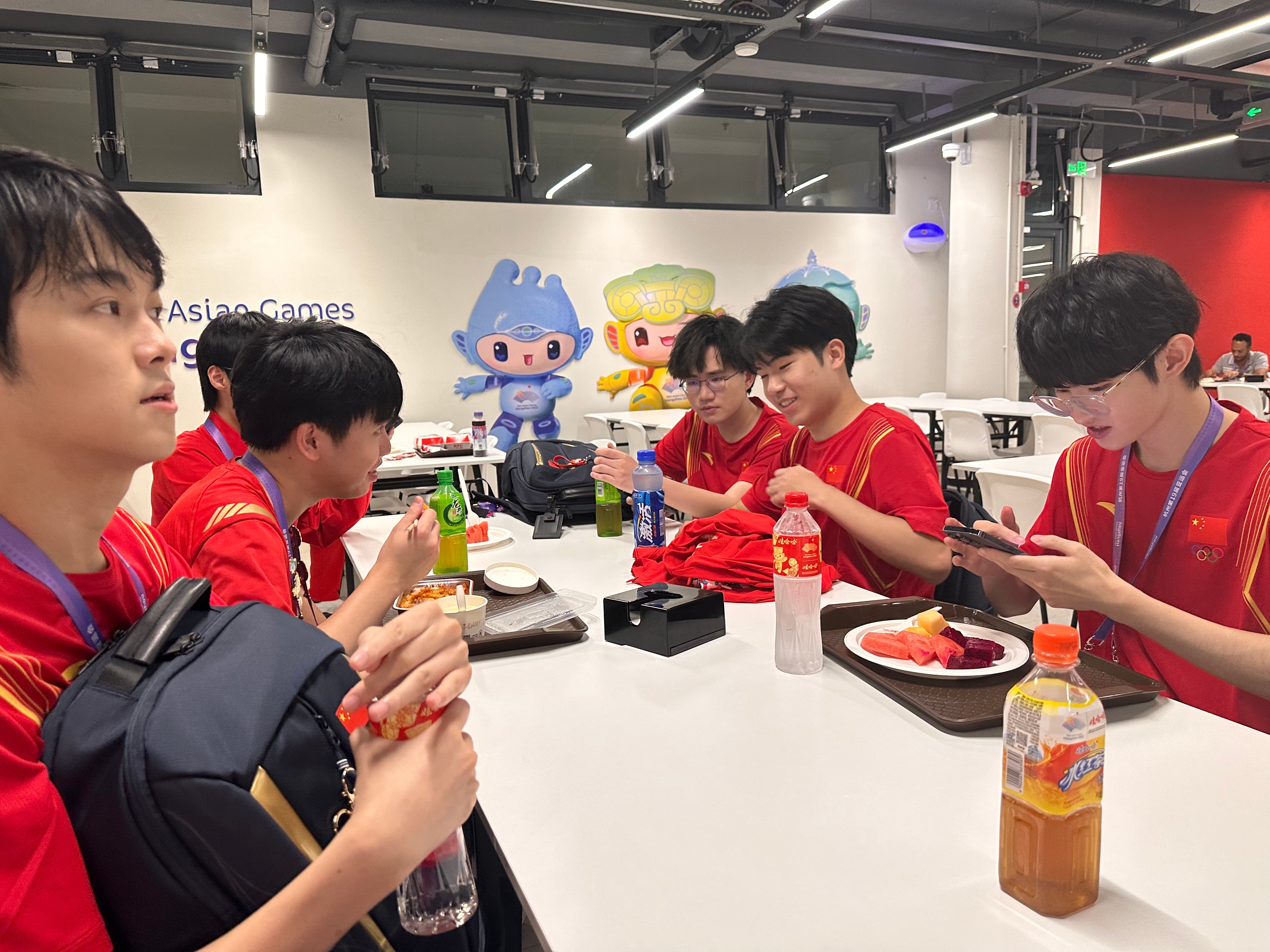 晚上加油！亚运会王者荣耀项目中国队选手赛前吃饭存储能量