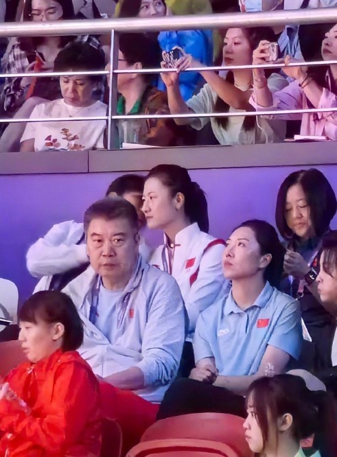乒乓球女团决赛李隼携手王濛&李晓霞&丁宁在现场加油助威！