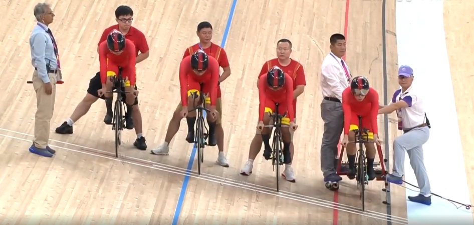 场地自行车男子团体追逐金牌赛：中国队获得银牌