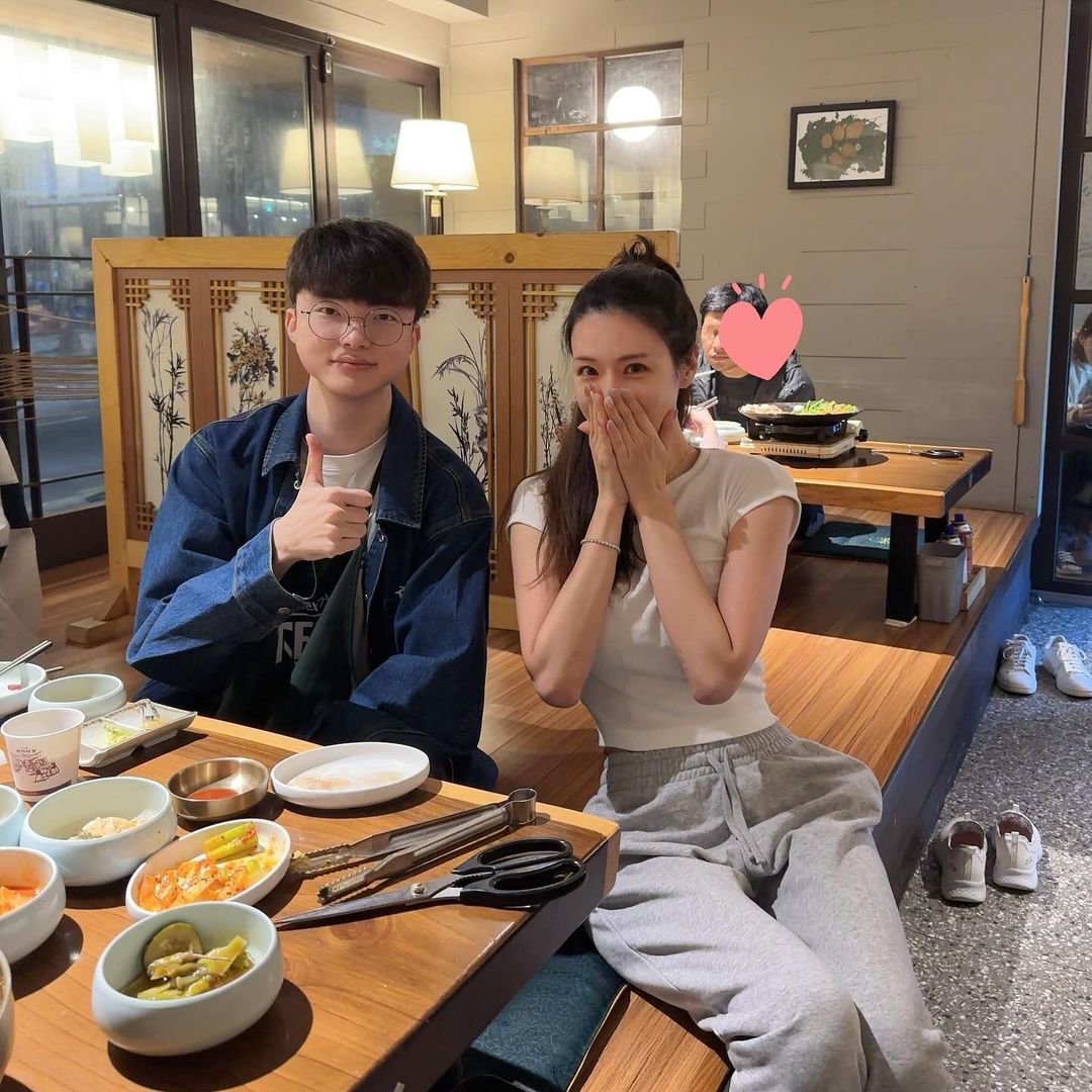 韩国一美妆博主分享吃饭偶遇Faker并一起拍了合照