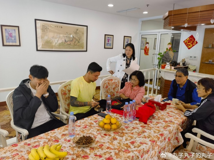 夺冠隔天就拜访！张琳芃等崇明子弟今天一早看望恩师徐根宝