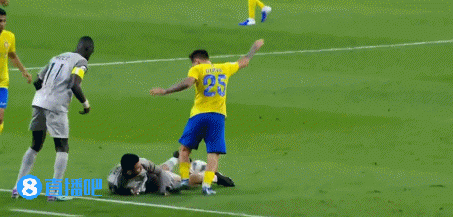 奥塔维奥抢球对着倒地对手连踢数脚，被杜海勒球员围住锁喉