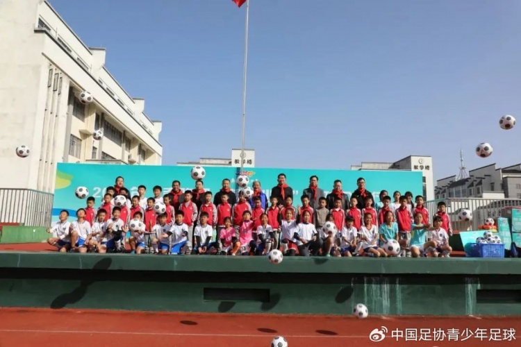 2023年“奔跑吧赣鄱少年”足球公益行走进上饶市紫阳第六小学