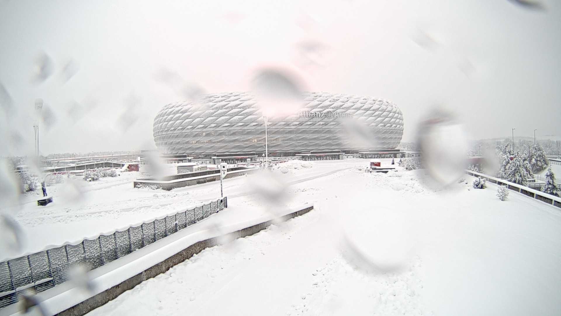 改打雪仗拜仁主场安联球场完全被白雪覆盖，今日比赛延期