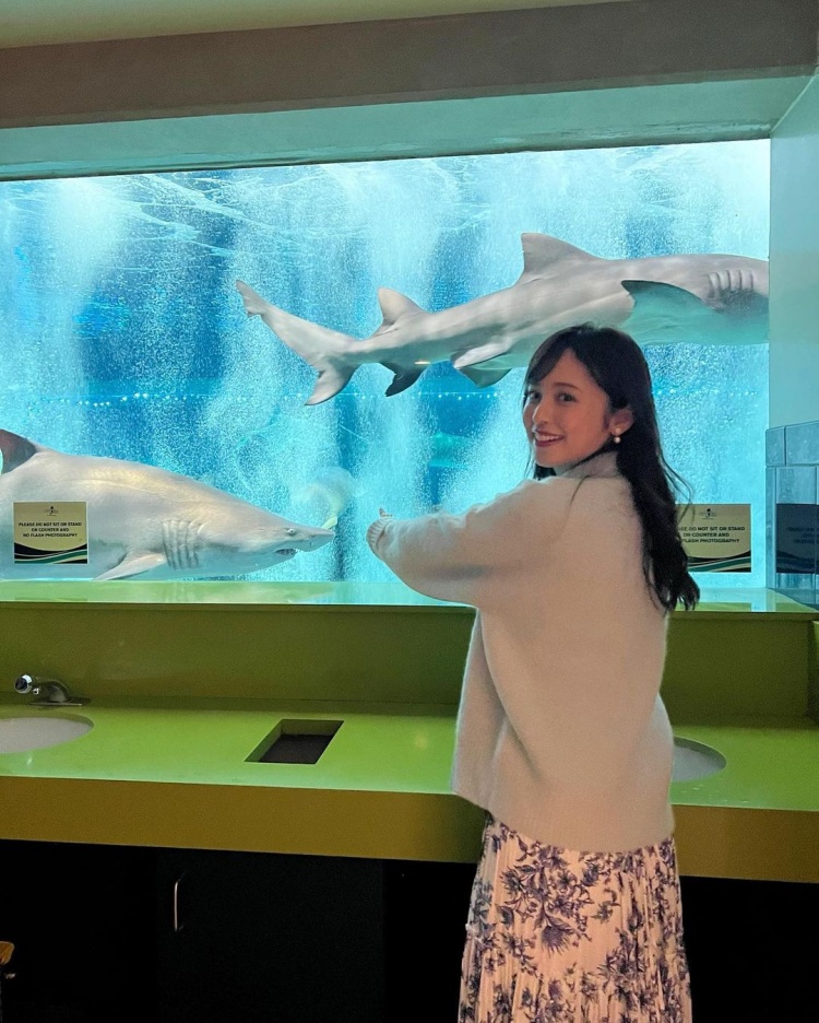 开眼界渡边妻子游玩亚利桑那州水族馆：厕所有鲨鱼