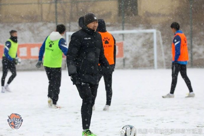 姜宁、郑龙、牟鹏飞等在大雪中享受足球的快乐！