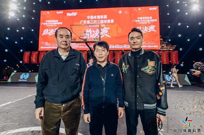 风采依旧！陈江华出席广东省三对三篮球赛事总决赛为球员颁奖