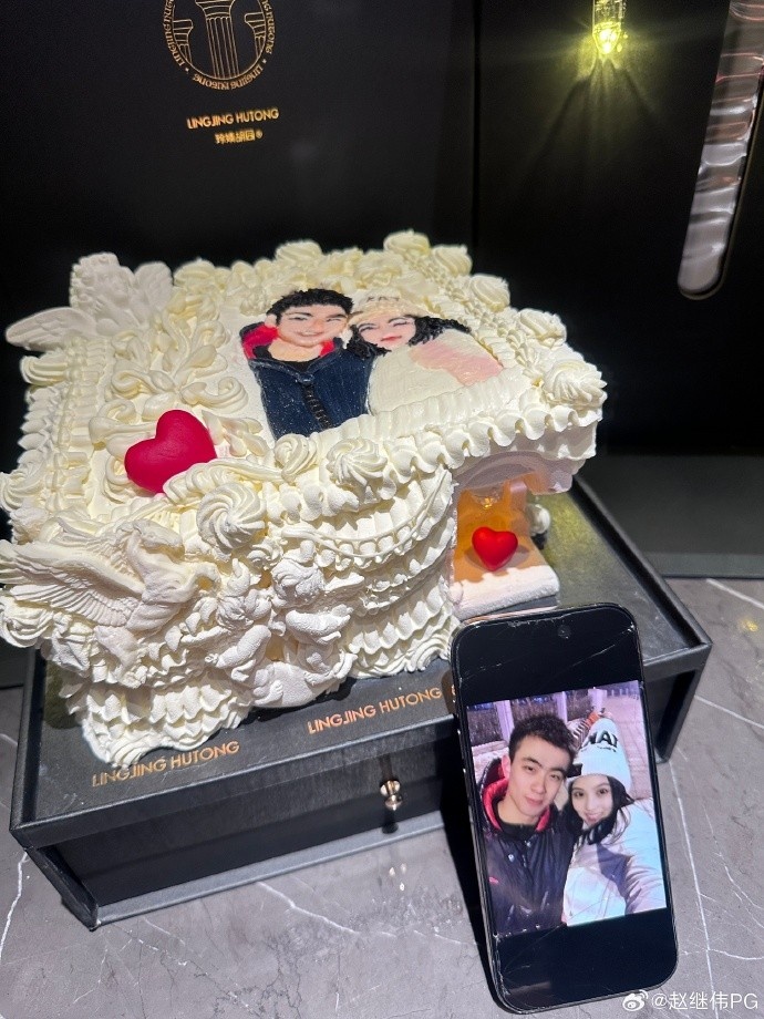 赵继伟与妻子庆祝结婚9周年订制二人首张合照的浪漫蛋糕
