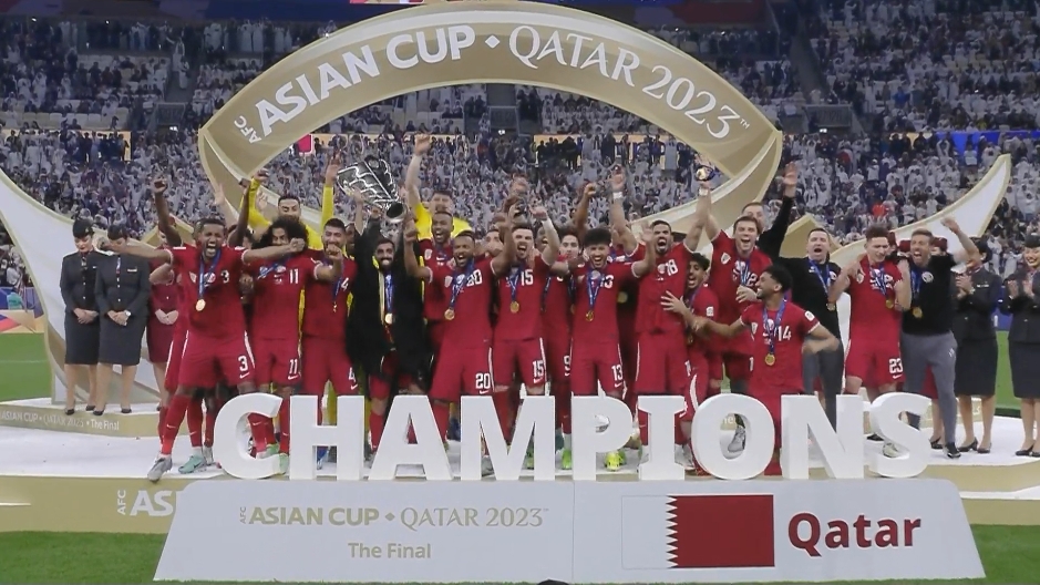 世界杯冠军同款卡塔尔队长身披黑袍，捧起亚洲冠军奖杯！