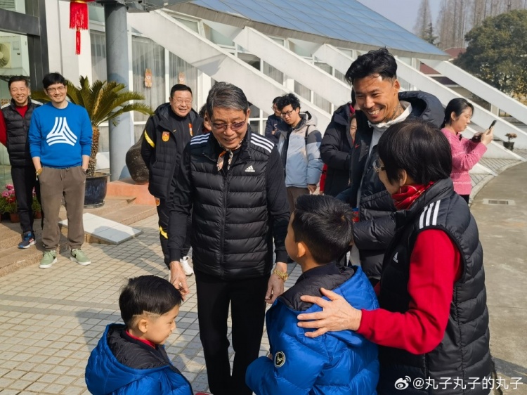 徐根宝迎80岁生日，张琳芃携一家来到基地看望恩师