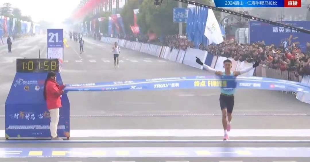 21岁西藏选手扎西次仁跑出1小时1分58秒打破全国男子半马纪录