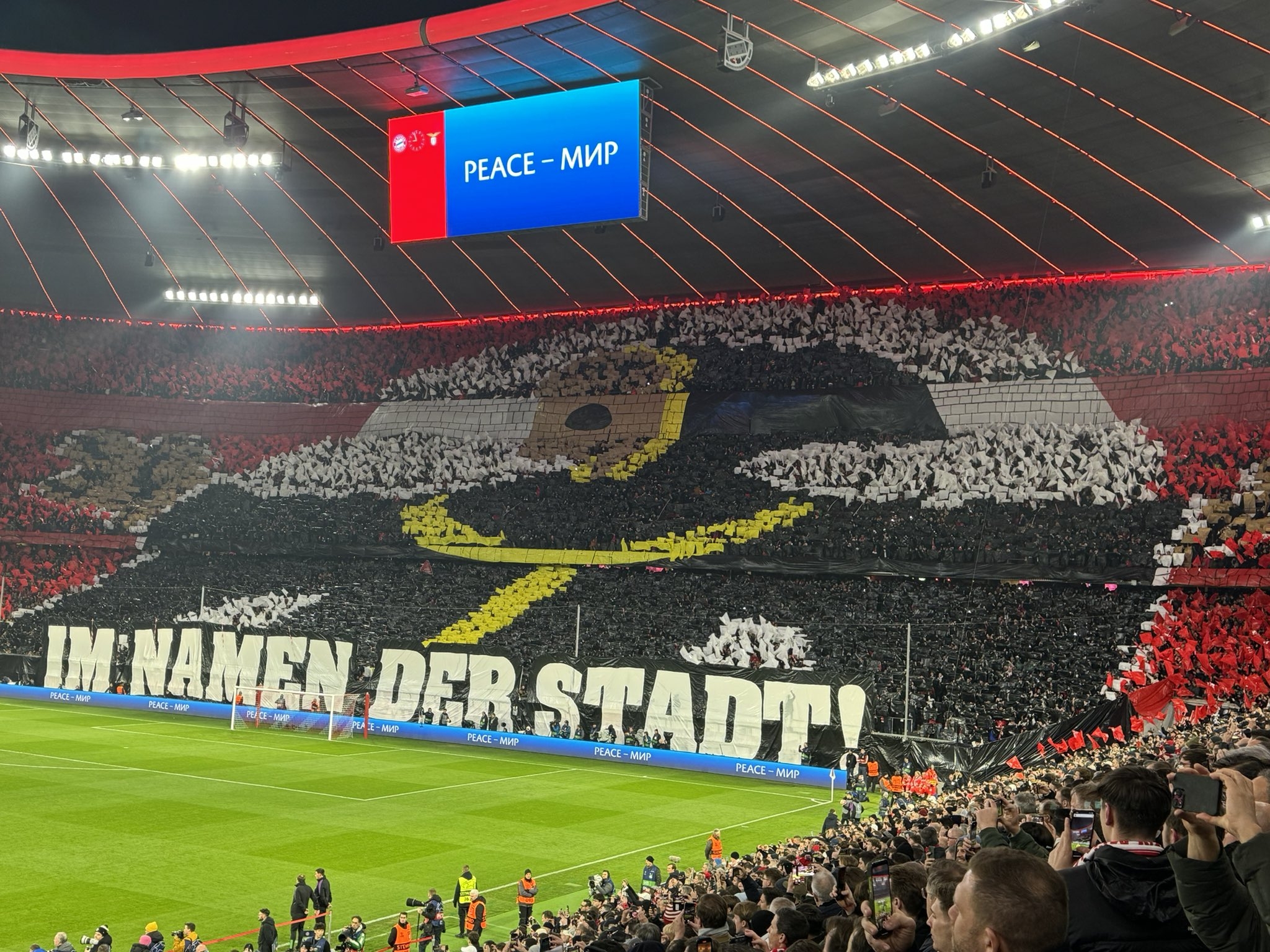 捍卫慕尼黑拜仁主场赛前巨幅Tifo：以这座城市之名