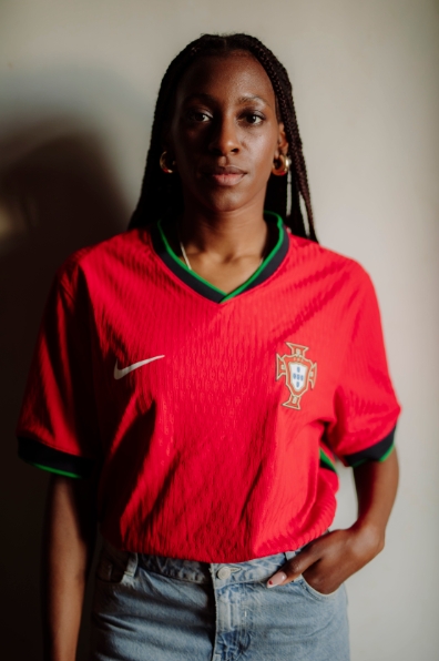 葡萄牙队发布欧洲杯球衣：主场经典酒红色，客场白底蓝瓷色
