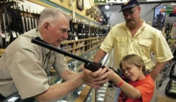 完蛋！美国9岁小孩枪杀老爹警方给出震撼解释：玩游戏玩的