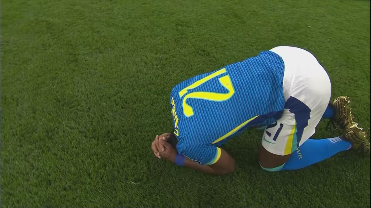 难掩激动17岁恩德里克斩获巴西首球，赛后长时间跪地