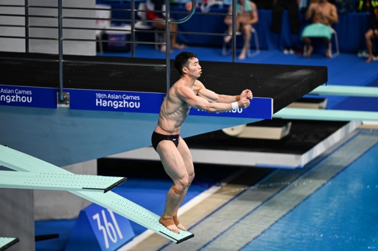 跳水世界杯柏林站男子3米跳板决赛：王宗源夺冠，郑九源仅第4