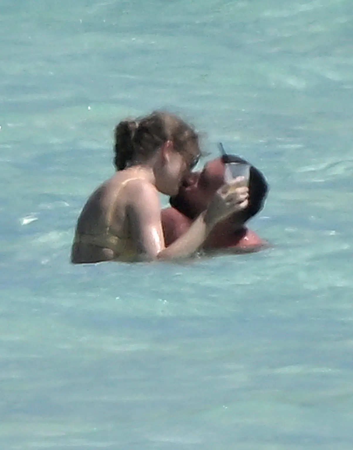 恩爱凯尔西与泰勒斯威夫特在巴哈马度假，二人水中拥吻