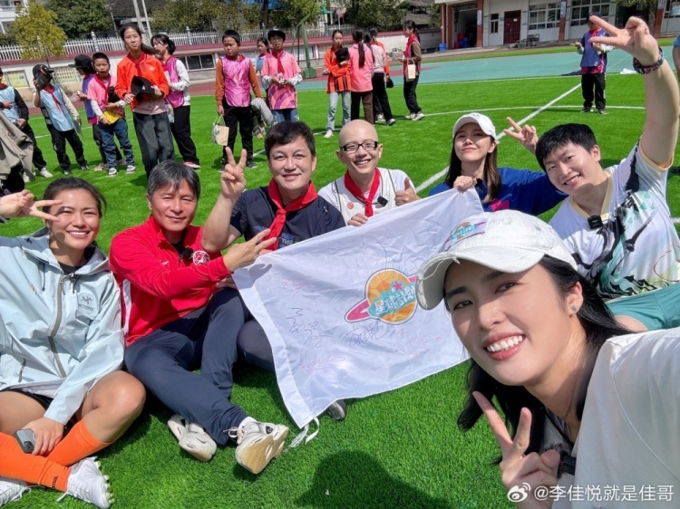 李佳悦参与赵丽娜星球计划公益活动：愿更多球员走到孩子身边