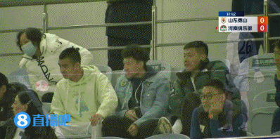 刘彬彬、宋龙、王大雷看台观战刘彬彬亚洲杯后因伤还没登场过