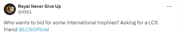RNG官推暗示将拍卖奖杯：有谁想要国际赛事的奖杯啊