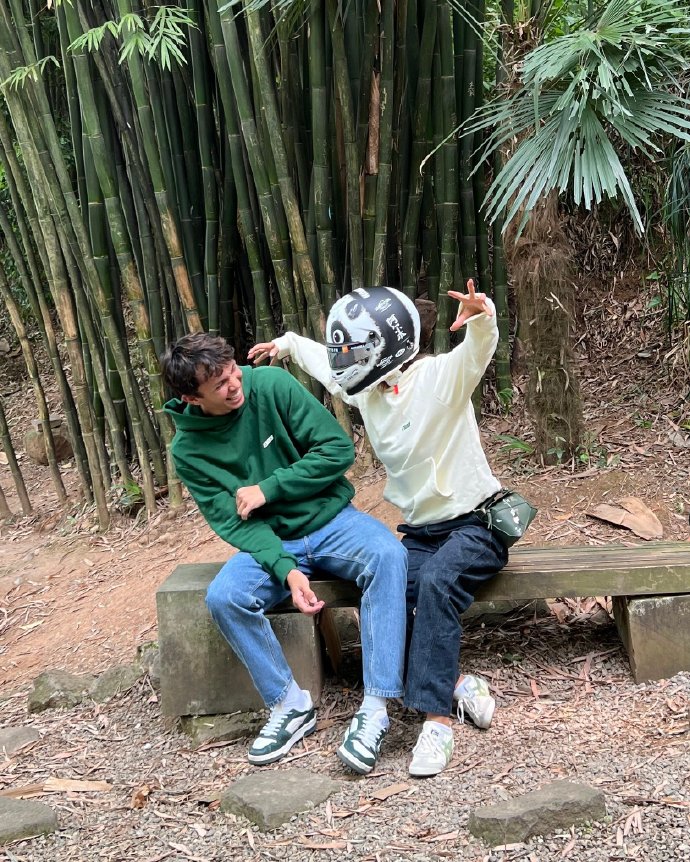 阿尔本与女友在成都参观大熊猫，还展示了特别版头盔涂装