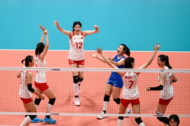 中国女排击败塞尔维亚获得8.42积分，世界排名上升至第6&领先日本